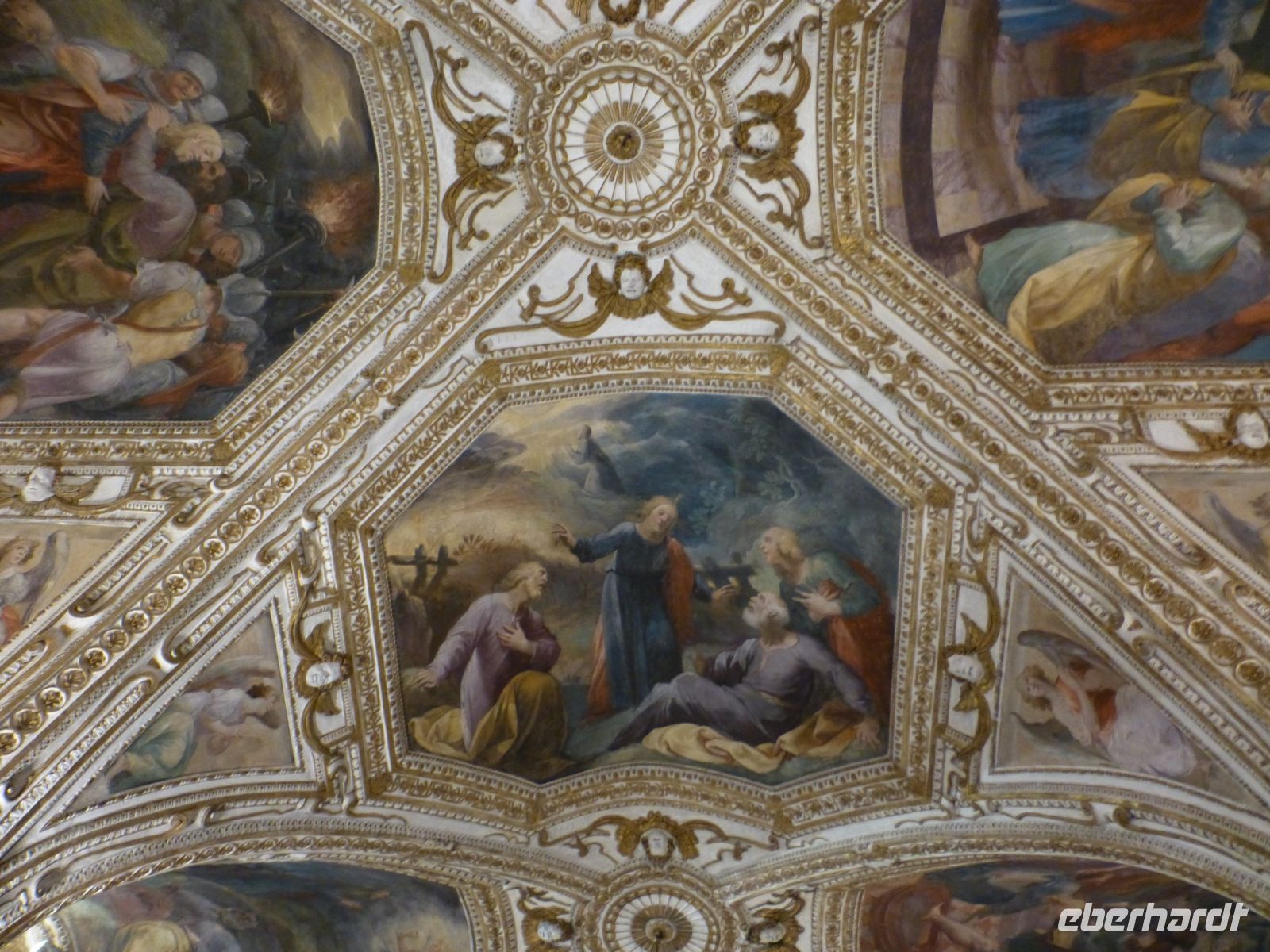Eine prächtige Stuckdecke ziert die Krypta.