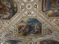 Eine prächtige Stuckdecke ziert die Krypta.