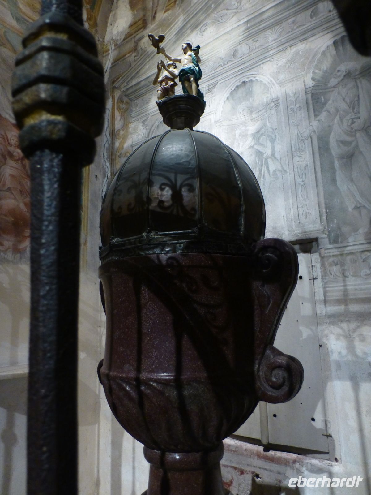 Bei diesem Taufbecken muss man aufpassen, dass das Kind nicht baden geht. 