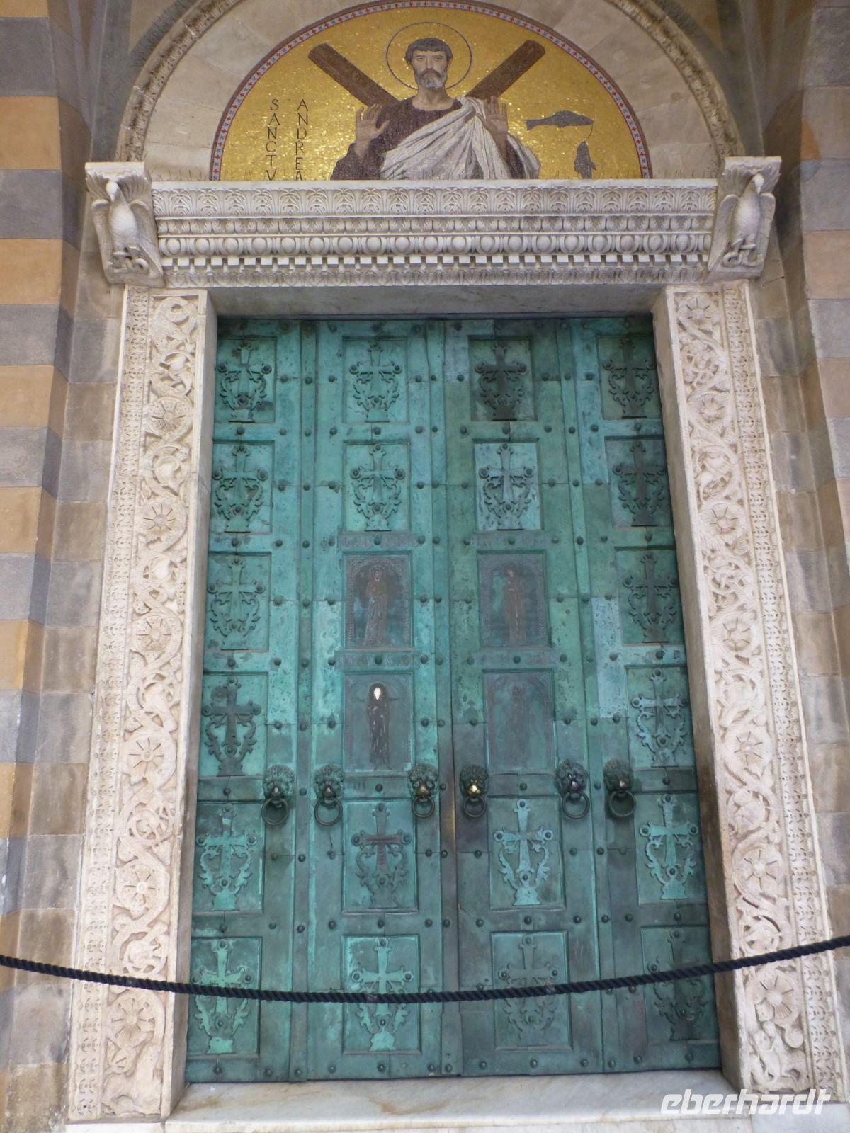 Das Bronzeportal stammt aus Konstantinopel. Das Gesicht des Hl. Andreas ist ganz blankgescheuert.