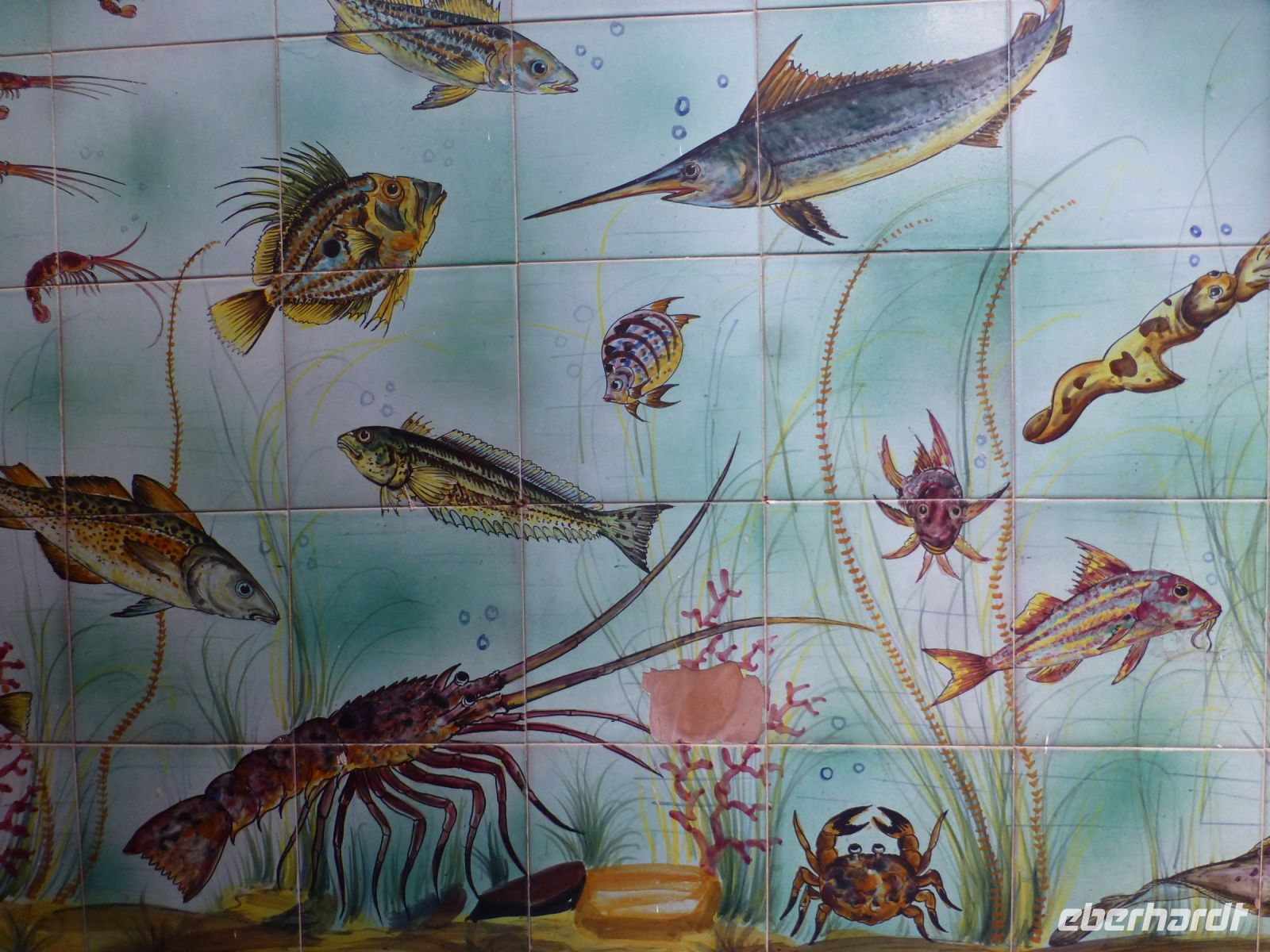 Keramikfliesen eines Take away, der frittierten Fisch auf die Hand verkauft.