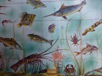 Keramikfliesen eines Take away, der frittierten Fisch auf die Hand verkauft.