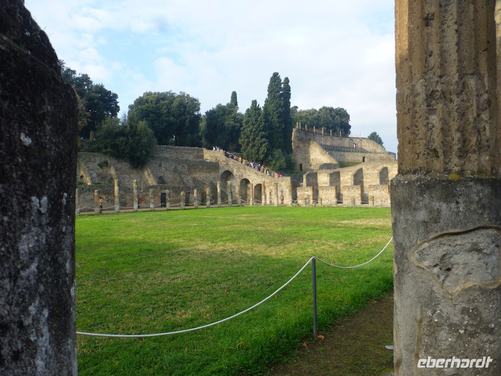 Wir betreten Pompeji über die Kaserne der Gladiatoren, die hier ausgebildet wurden. Die Säulen waren im unteren Teil bemalt. 