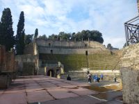 Im Theater finden auch heute noch Aufführungen statt. 4.000 Plätze würde man hier nicht vermuten.