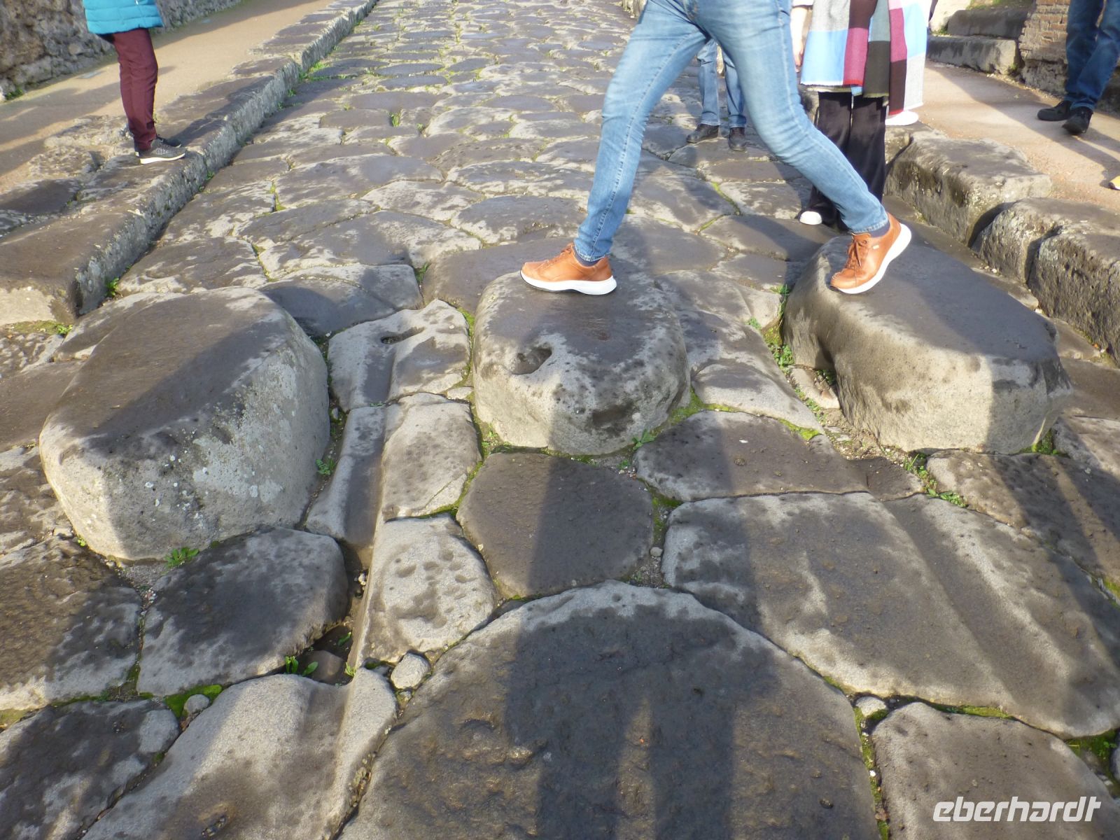 Über diese Zebrastreifen kann man sicher die Straße überqueren. Die Wagenräder der Karren haben sich tief eingegraben.
