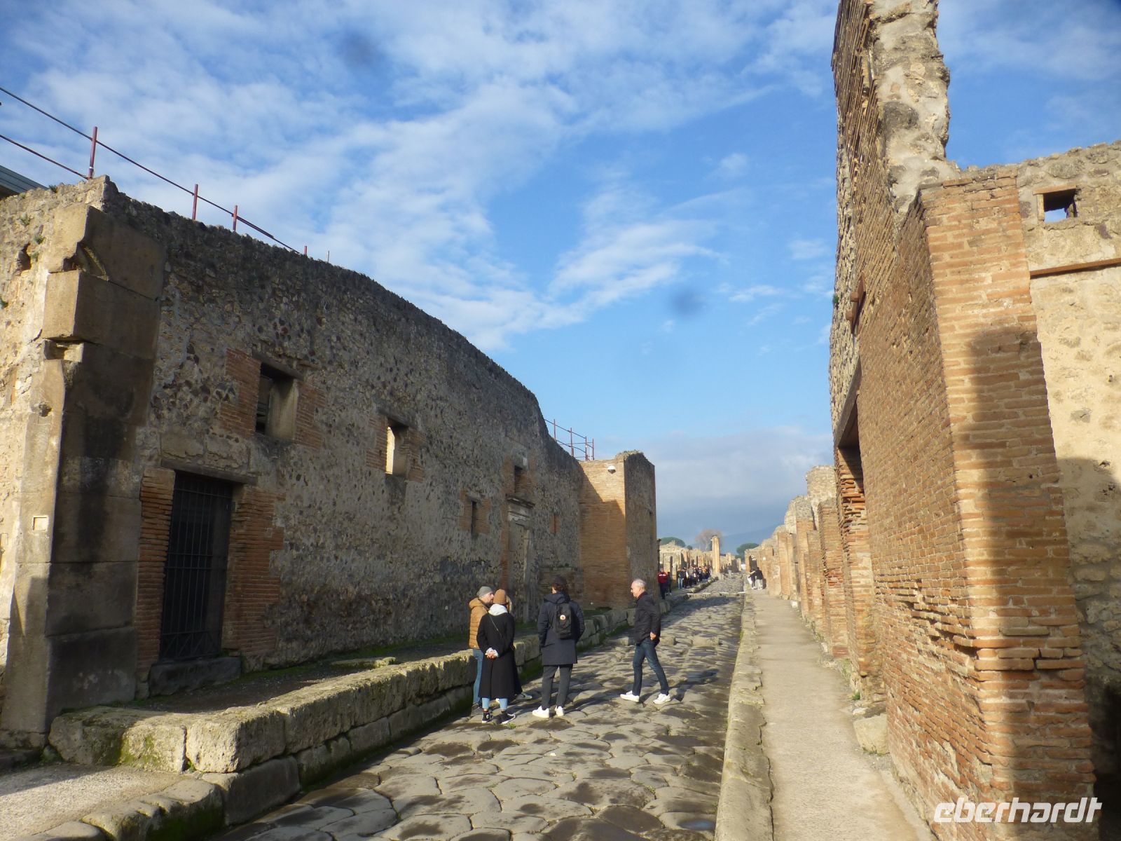 Jede Straße wird von hohen Bürgersteigen gesäumt.