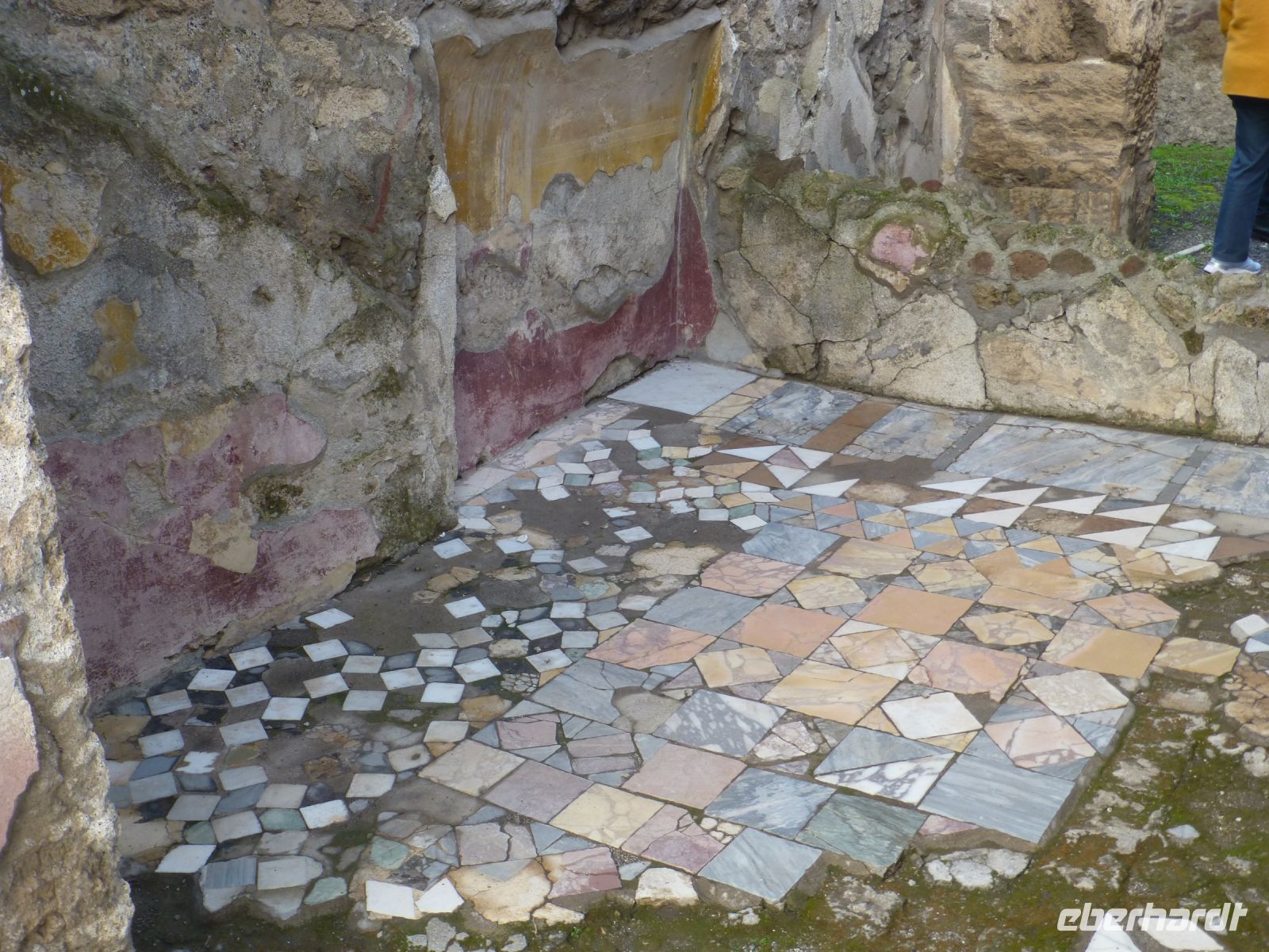 Reste eines kostbaren Bodenbelags und von Wandmalerei