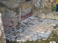 Reste eines kostbaren Bodenbelags und von Wandmalerei