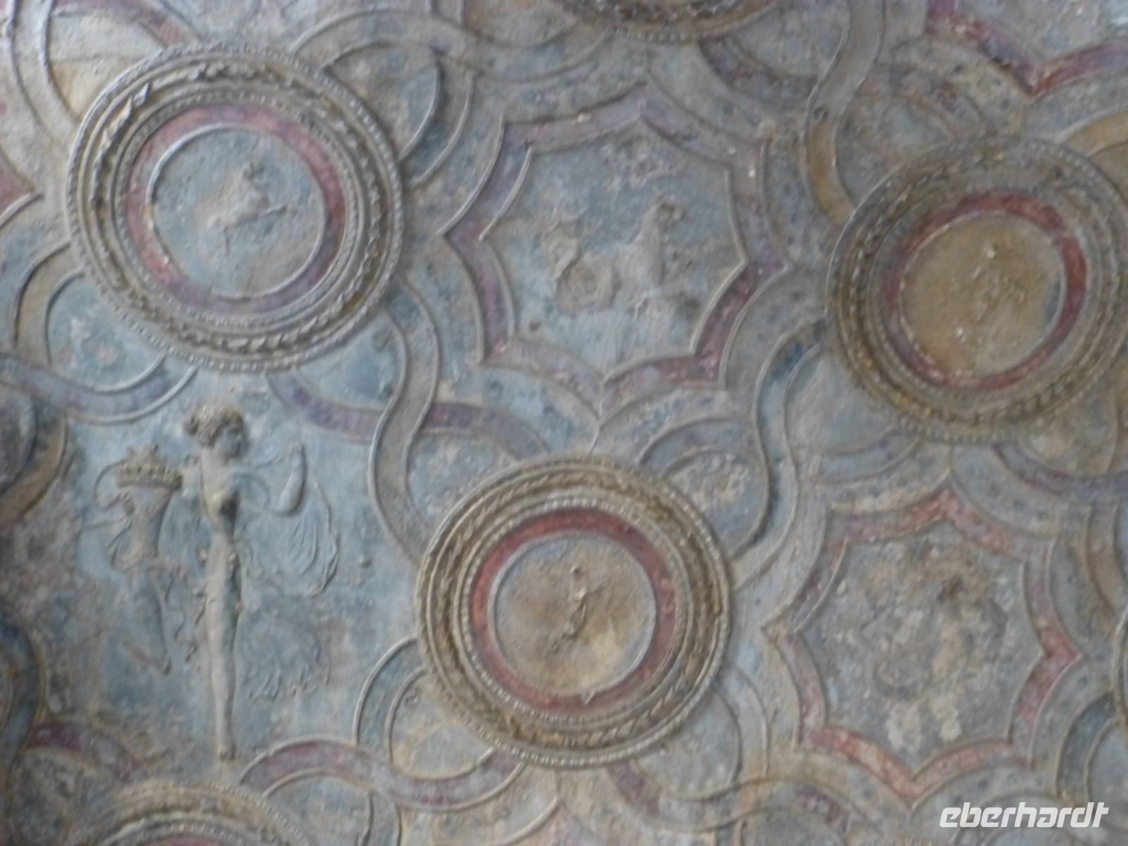 Mehrfarbiger Deckenstuck in den Thermen