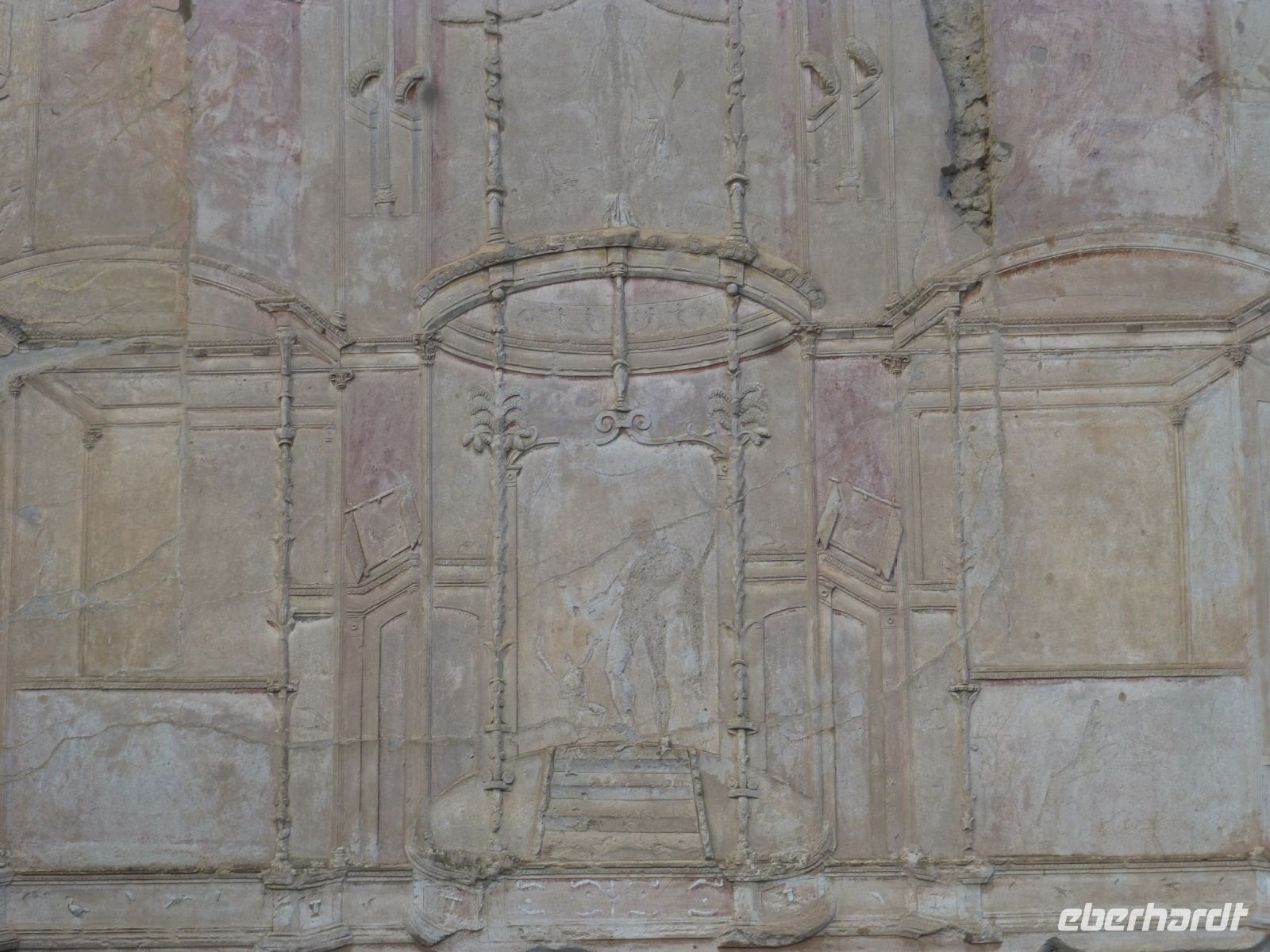 Die Außenseite des Gebäudes ist mit feinem Stuck überzogen, der 2000 Jahre überdauert hat.