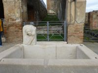 Einer der vielen öffentlichen Brunnen, um Menschen und Vieh mit Wasser zu versorgen.