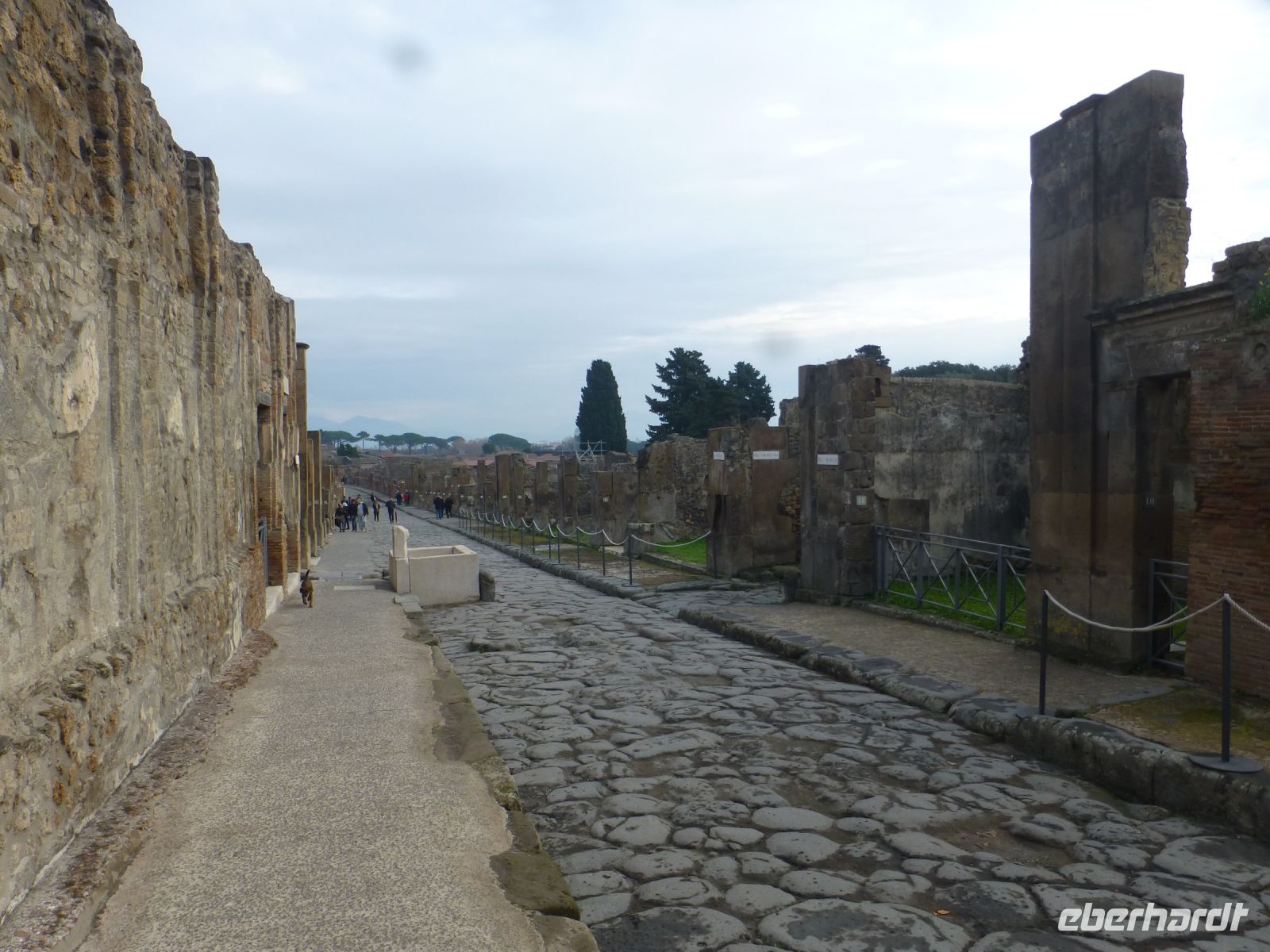 Die breite Straße Via dell’ Abbondanza führt zum Forum.