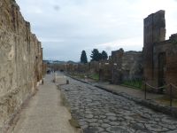 Die breite Straße Via dell’ Abbondanza führt zum Forum.
