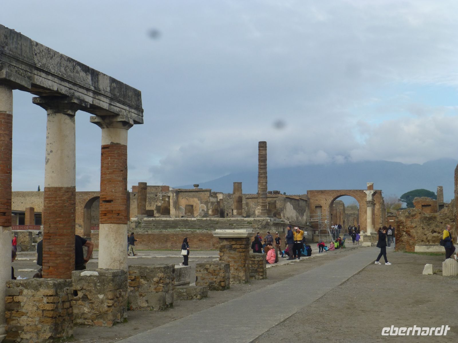 Das Forum war das Zentrum der Stadt mit Verwaltungs- und Kultstätten. Im Hintergrund der Vesuv.