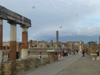 Das Forum war das Zentrum der Stadt mit Verwaltungs- und Kultstätten. Im Hintergrund der Vesuv.