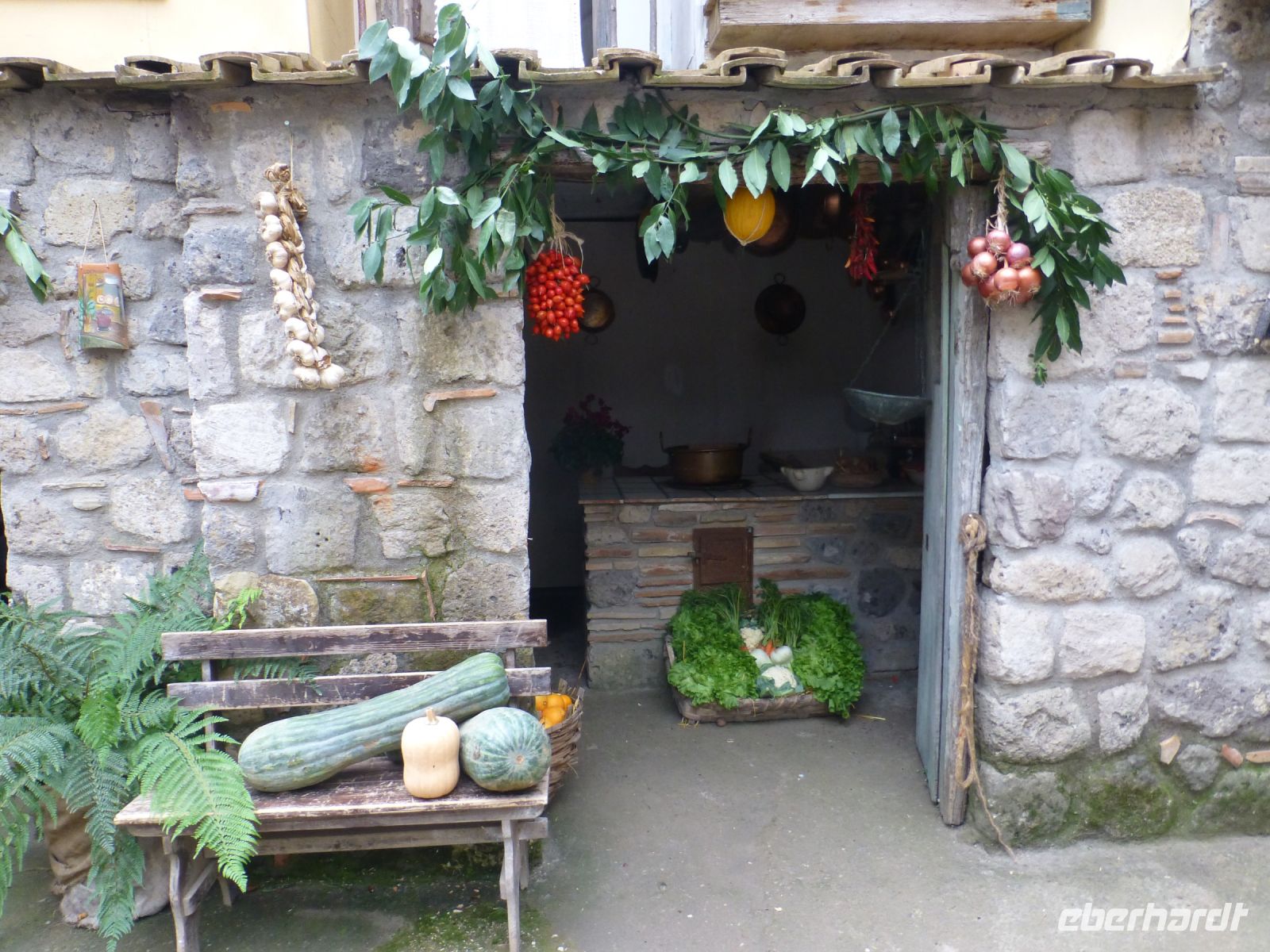 Eine Kulisse, die die Darstellung der Geburt Christi umrahmt.