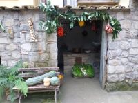 Eine Kulisse, die die Darstellung der Geburt Christi umrahmt.