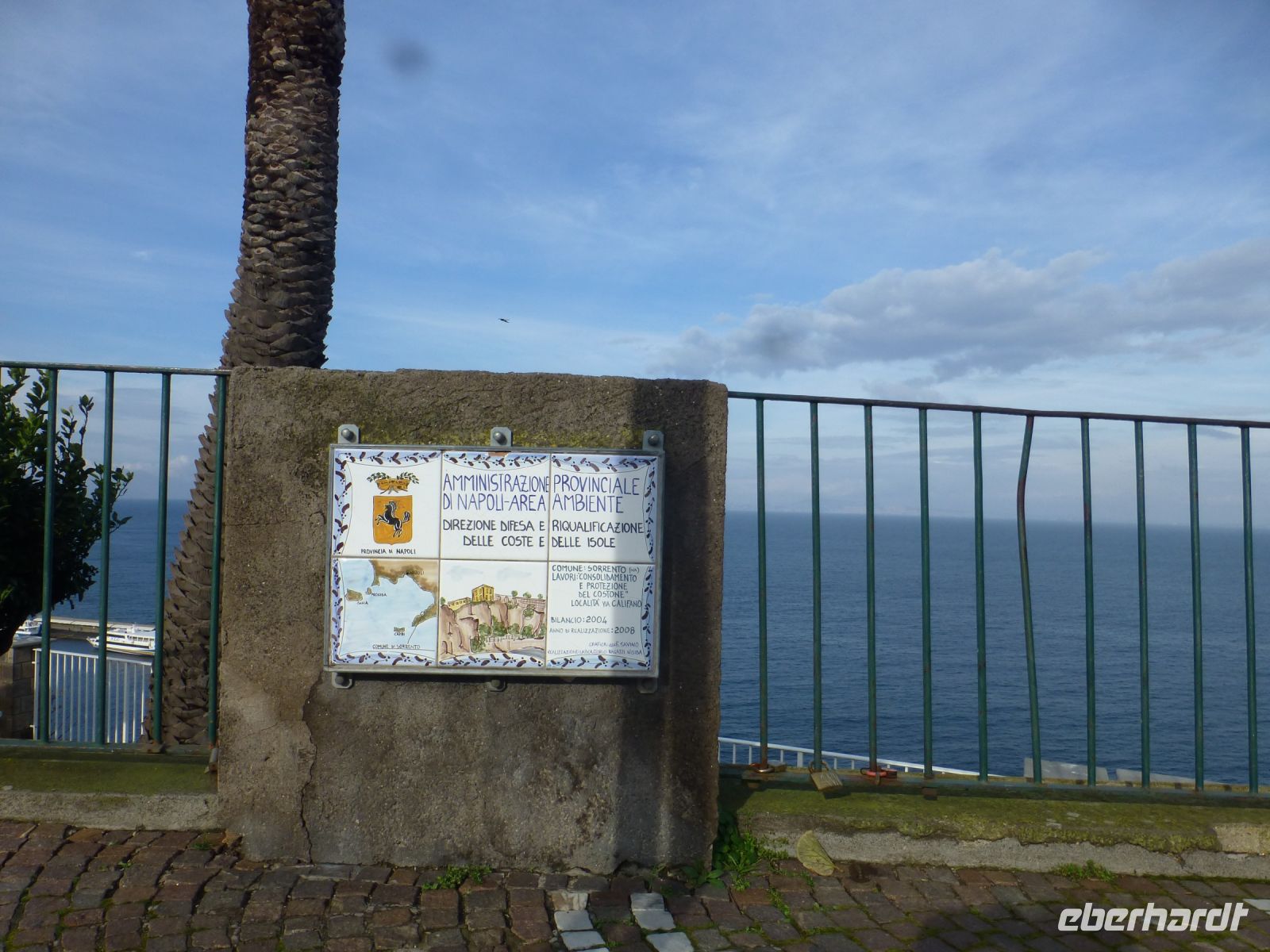 Ein Hinweis der Gemeinde auf Keramikfliesen. Wie hübsch sähe das auch in Bremerhaven oder Freiberg aus.
