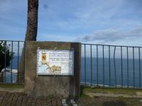 Ein Hinweis der Gemeinde auf Keramikfliesen. Wie hübsch sähe das auch in Bremerhaven oder Freiberg aus.