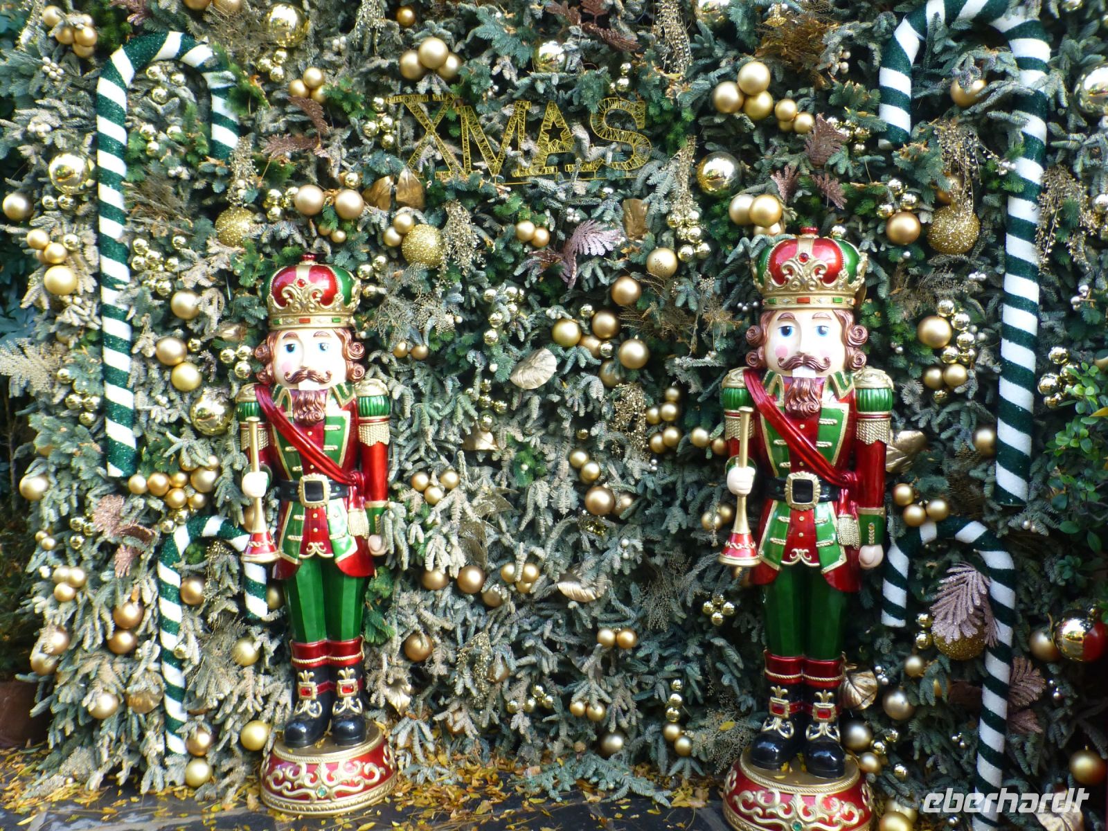 … einem Leading Hotel of the World.Selbst das Personal am Eingang ist für die Saison passend angezogen. 