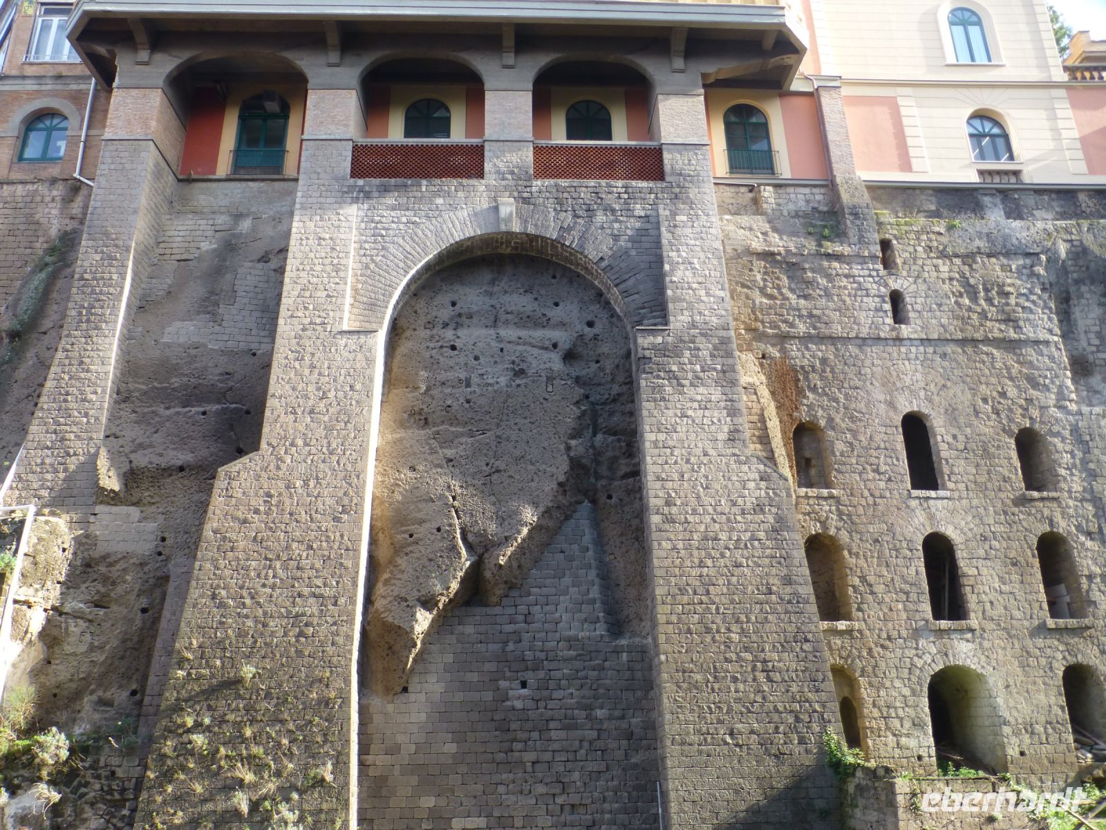 Die Befestigung der Steilküste von Sorrent ist atemberaubend.