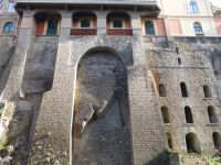 Die Befestigung der Steilküste von Sorrent ist atemberaubend.