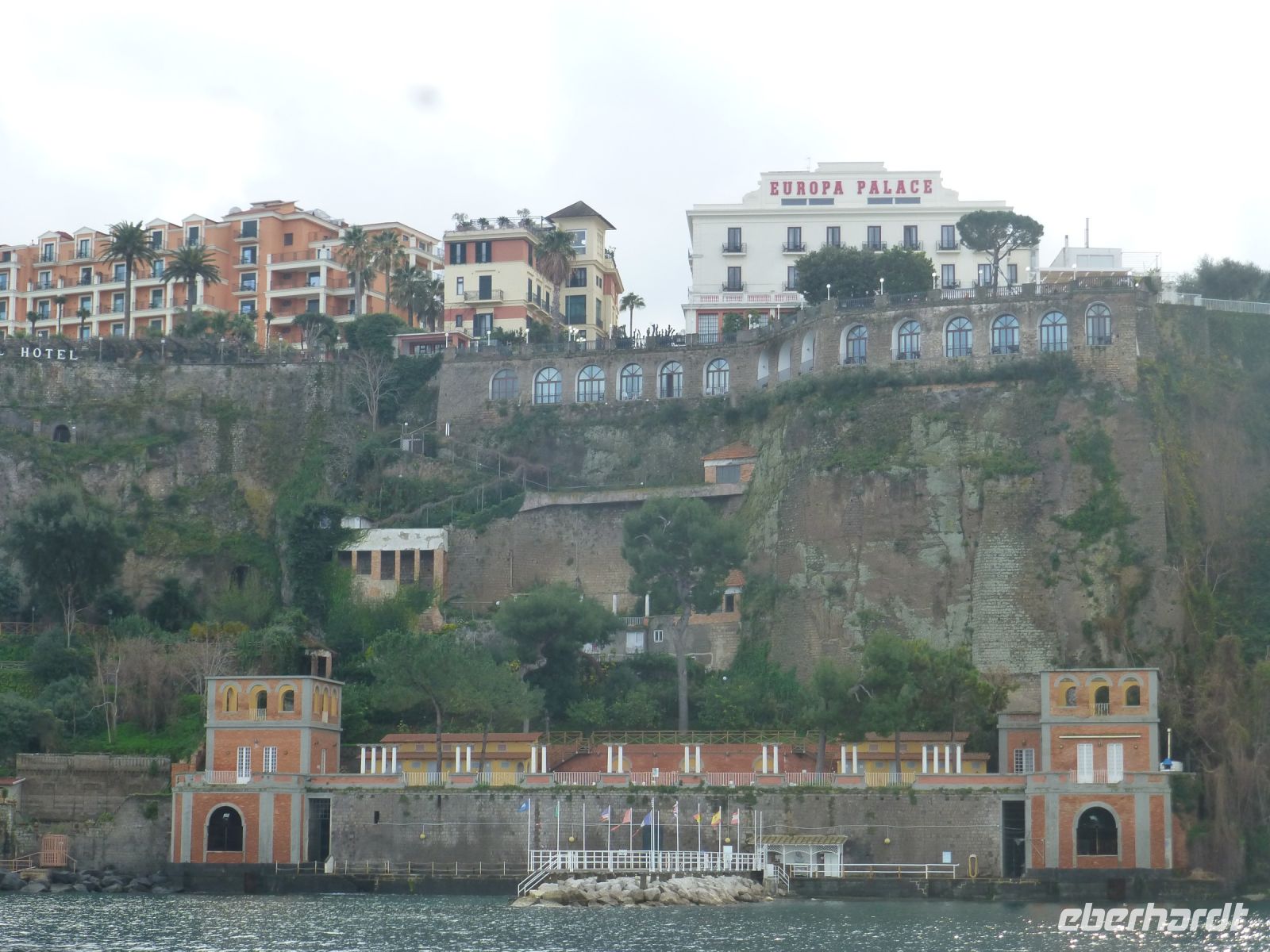 Unser Hotel vom Wasser aus, Erst hier ist die mächtige Anlage, die bis zum Meer reicht, erkennbar. Wie schön muss es im Sommer erst hier sein.
