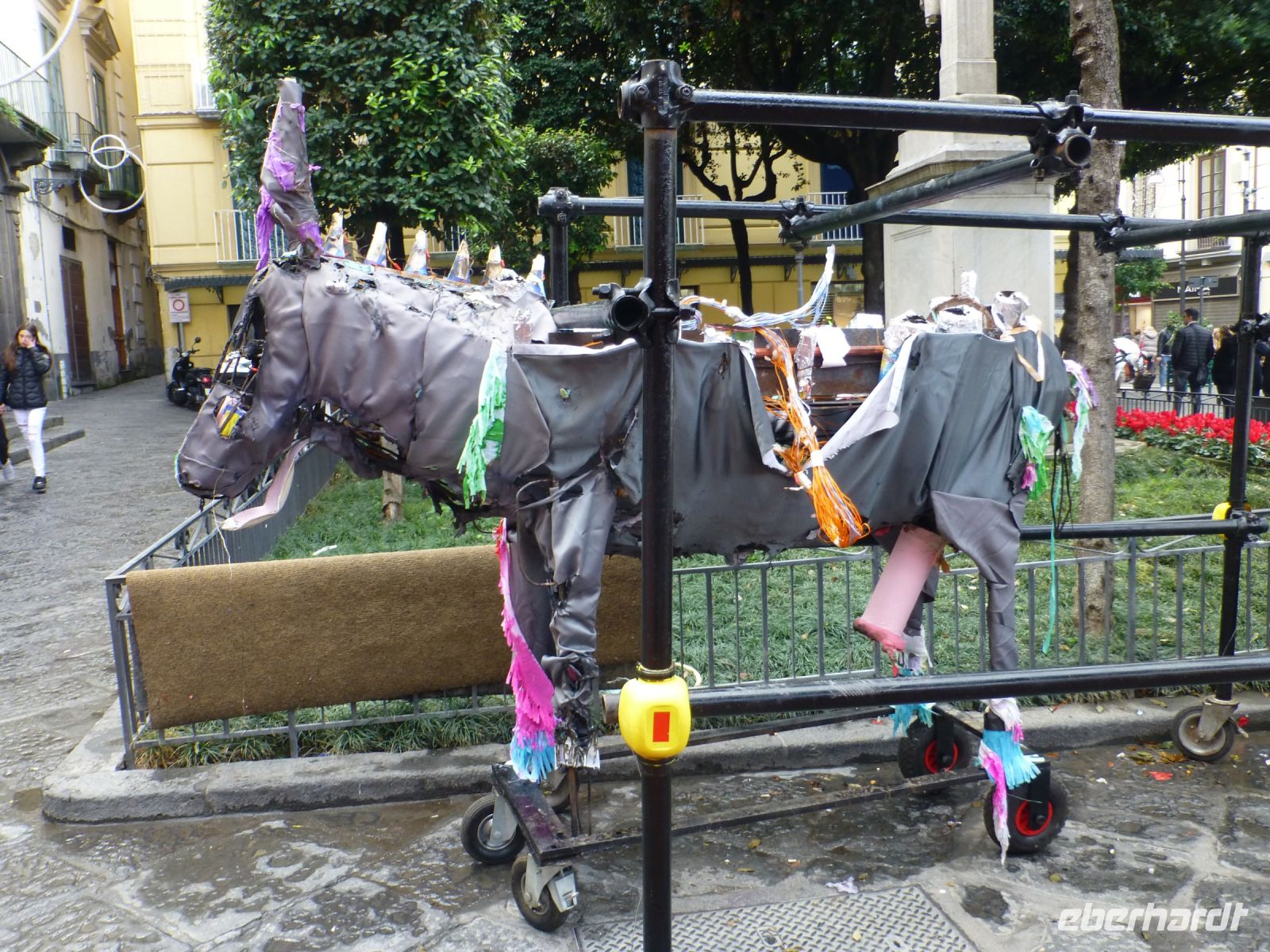 Der Feuerwerksesel der vergangenen Nacht