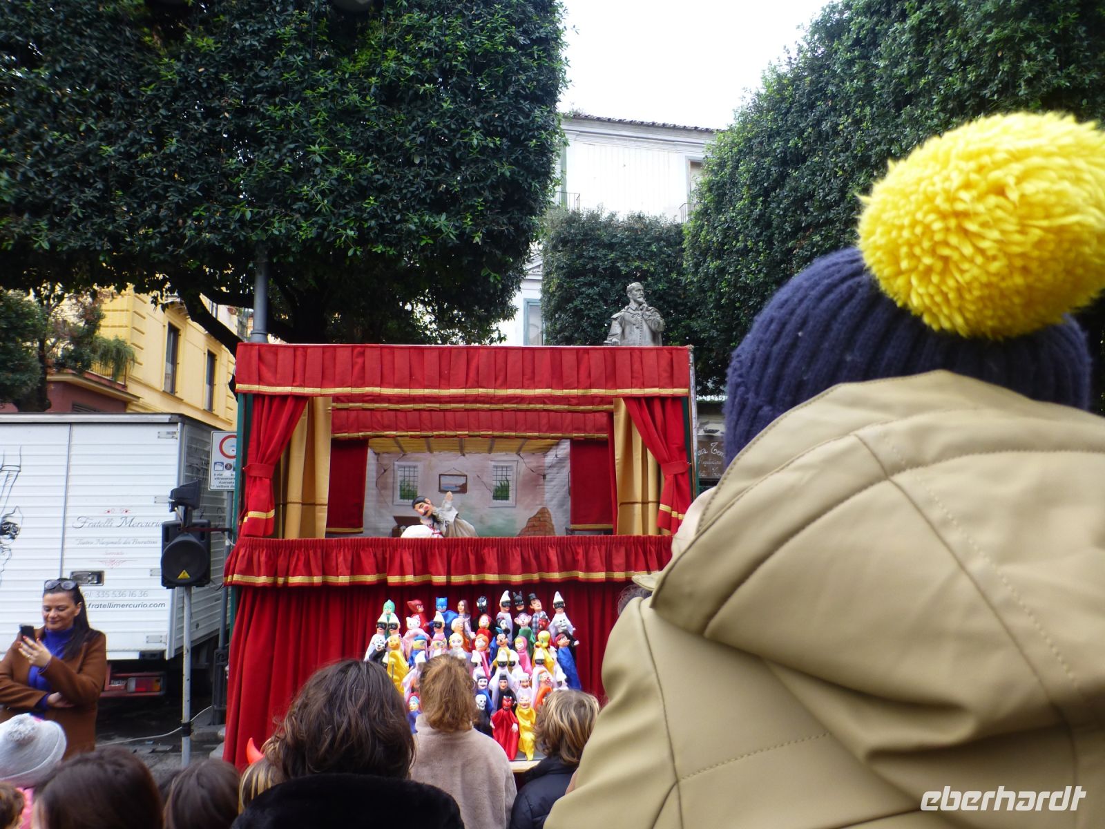 Das Puppentheater hat tagsüber ein Programm für die Kinder, abends für Erwachsene.