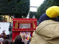 Das Puppentheater hat tagsüber ein Programm für die Kinder, abends für Erwachsene.