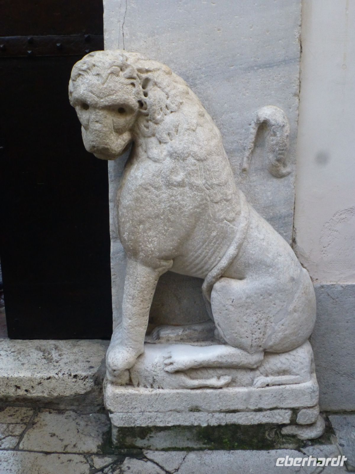 Salerno – romanische Löwen bewachen den Eingang zum Atrium des Domes.