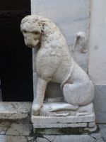 Salerno – romanische Löwen bewachen den Eingang zum Atrium des Domes.