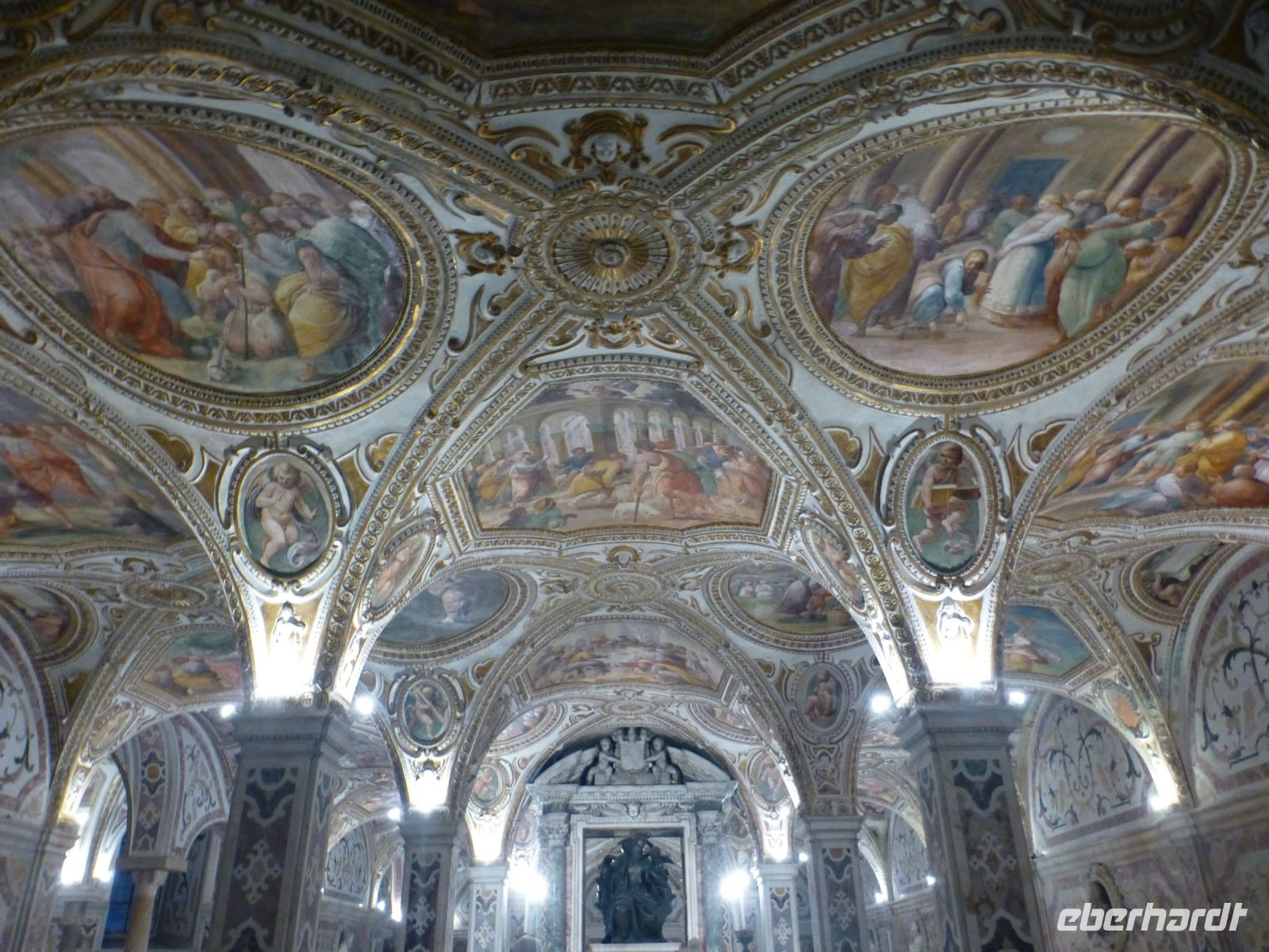 In der Krypta sind die Gebeine des Hl. Matthäus verwahrt.