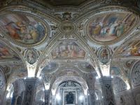 In der Krypta sind die Gebeine des Hl. Matthäus verwahrt.