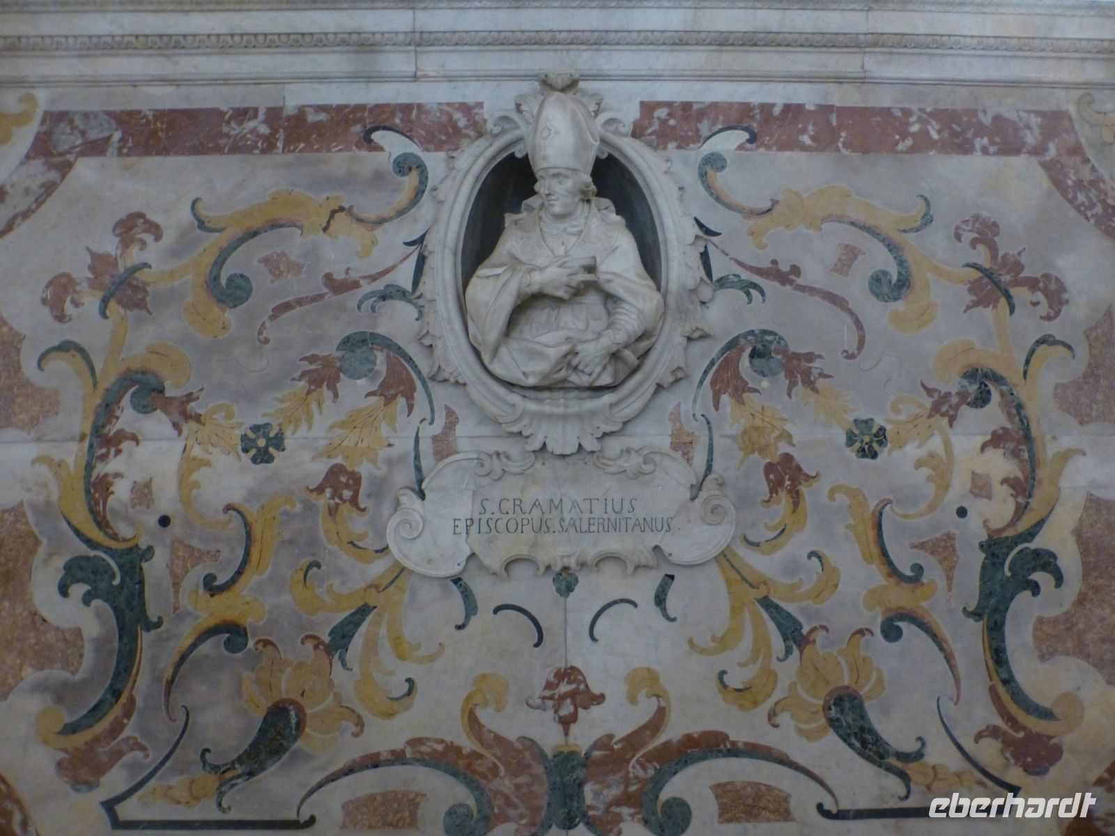 Die Wände sind mit Einlegearbeiten verziert.