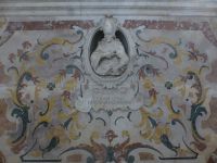 Die Wände sind mit Einlegearbeiten verziert.