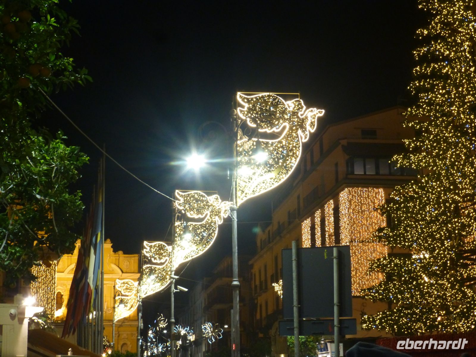 Dazu die heranrauschenden Engel