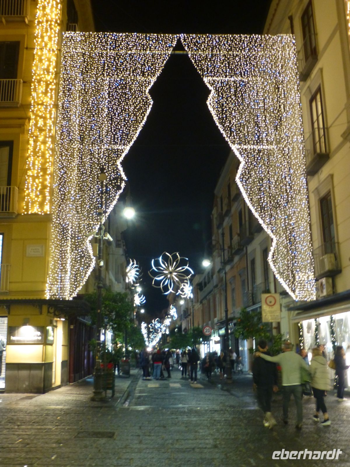 Die Einkaufsstraße ist prachtvoll geschmückt.