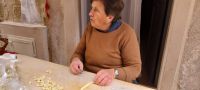 Frau aus Apulien macht Pasta in Bari
