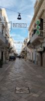 Gasse in Polignano a Mare mit Text von Lied VOLARE