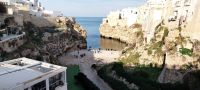 Bucht von Polignano von der Brücke aus mit Blick auf das Meer im Dezember @Anette Rietz