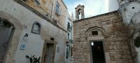 Gasse in Polignano a Mare im Dezember Silvester