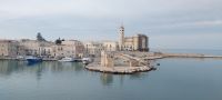 Hafen in Trani mit Kathedrale im Dezember @Anette Rietz
