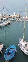 Boote im Hafen von Trani mit Kathedrale im Dezember