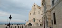 Platz vor Kathedrale in Trani Apulien @Anette Rietz
