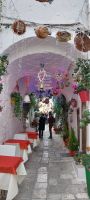 gasse in Ostuni Apulien mit Restaurant