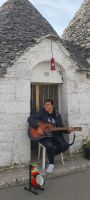 Straßenmusik vor Trullo in Alberobello