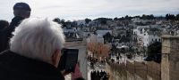 Panorama Terrasse Alberobello mit Menschen im Dezember