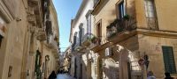 Gasse in Lecce im Sonnenlicht im Dezember Apulien @Anette Rietz