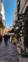 Gasse Lecce hochkant mit Menschen im Dezember